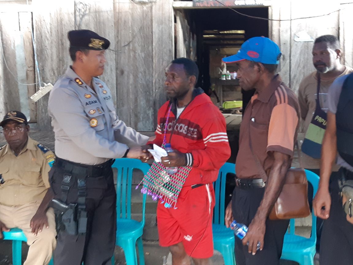 Pertemuan Kapolres Manokwari dengan Kelurga Korban Laka Lantas di Kampung Meitefa Distrik Sidey