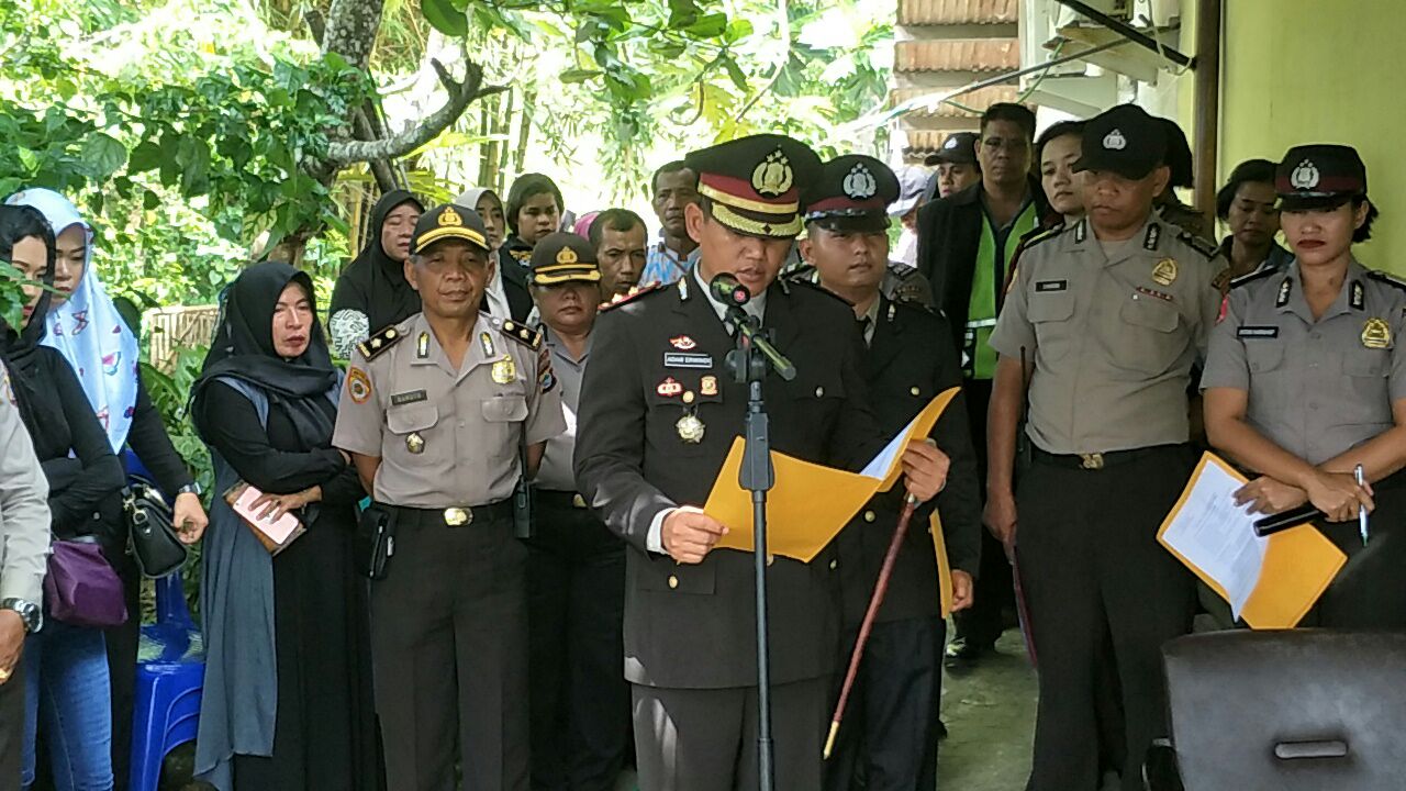 Kapolres Manokwari Pimpin Upacara Pelepasan dan Pemakaman Jenazah Alm. Aiptu Nanang Sanyoto, SH akibat Korban Laka Lantas